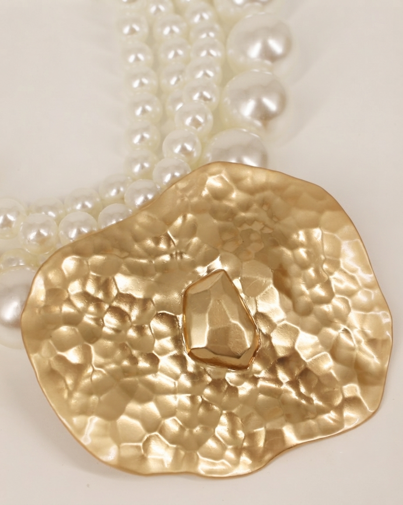 Collana Multistrato di Perle con Ciondolo Dorato Martellato