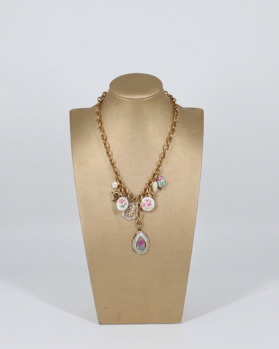 Collana con Ciondolo a Goccia e Medaglioni Floreali