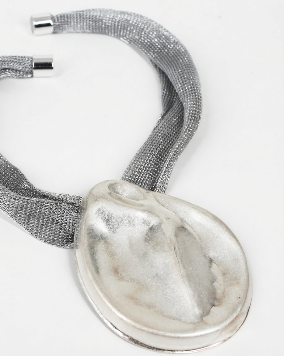 Collana Girocollo con Ciondolo Scultoreo in Metallo Argentato
