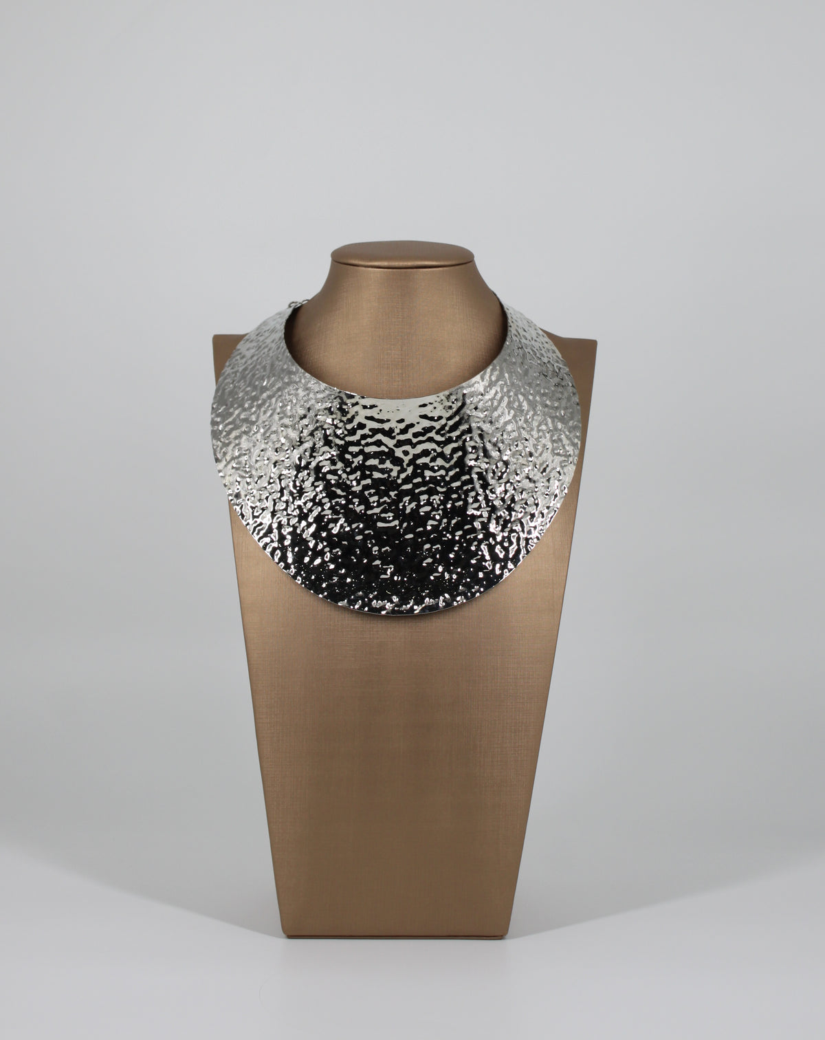 Maxi Girocollo Rigido Silver a Fascia Larga con Effetto Martellato – Argento