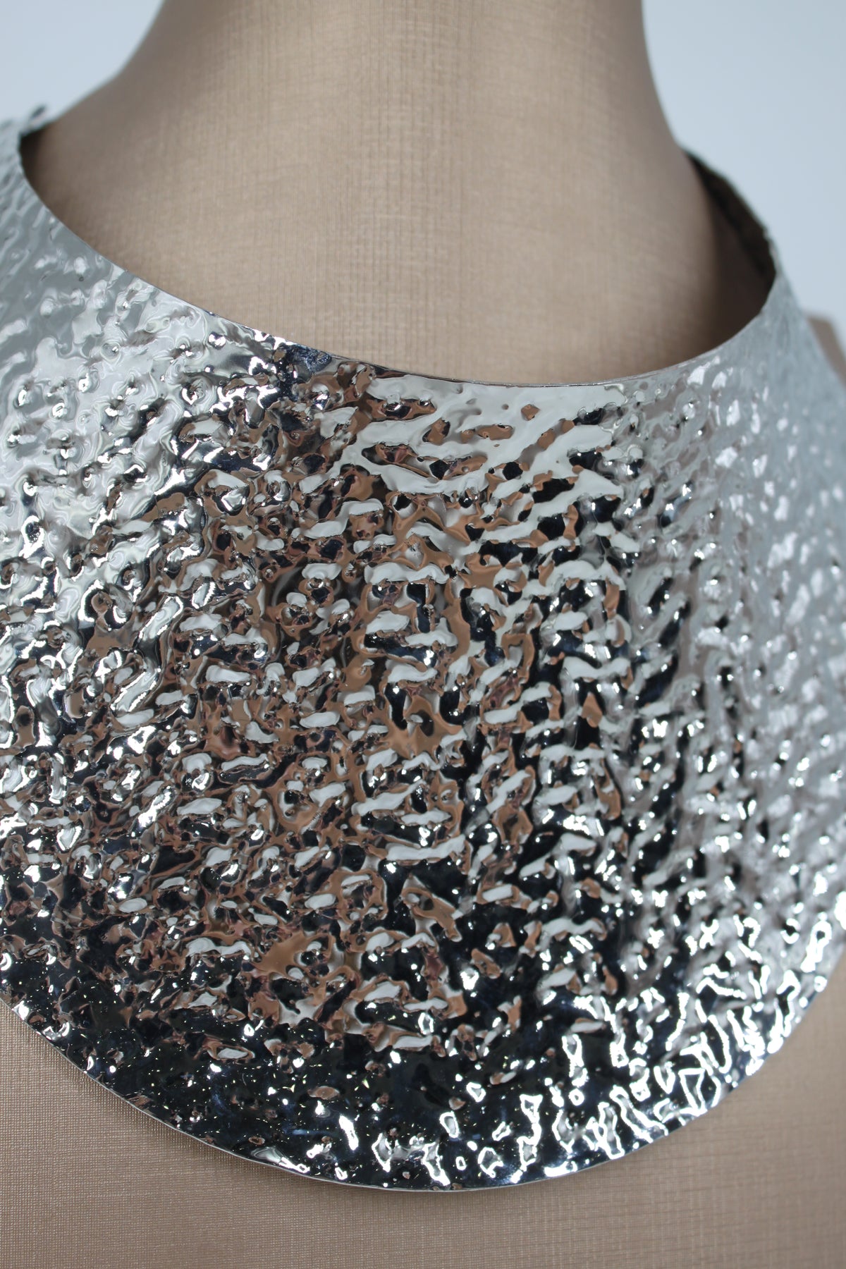 Maxi Girocollo Rigido Silver a Fascia Larga con Effetto Martellato – Argento