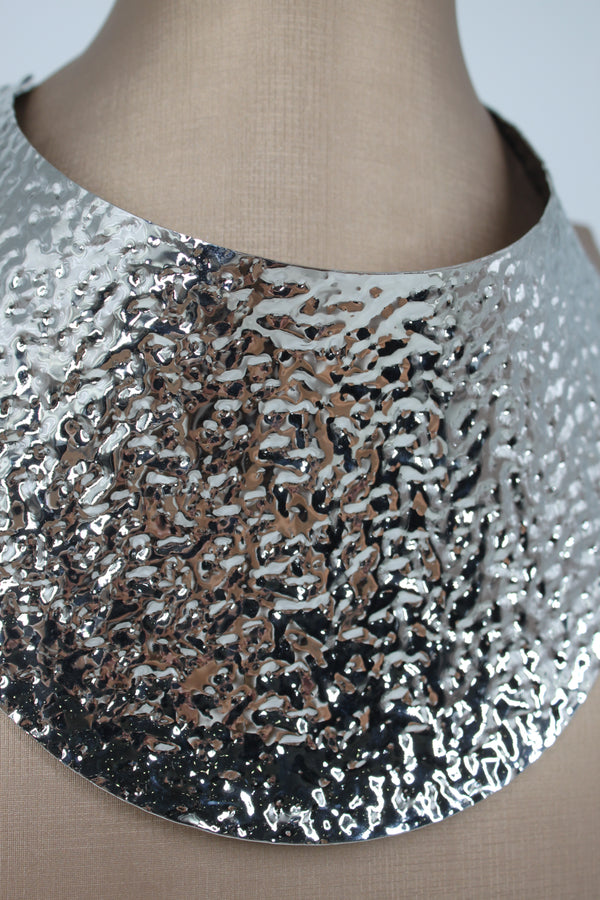 Maxi Girocollo Rigido Silver a Fascia Larga con Effetto Martellato – Argento
