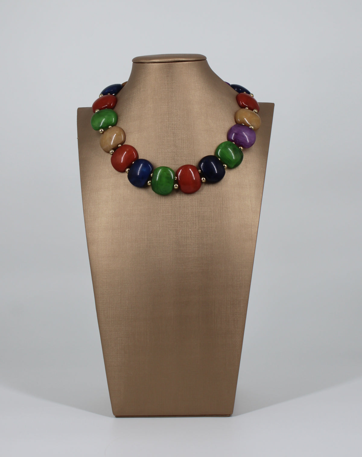 Collana Girocollo Multicolor con Elementi Levigati e Dettagli Dorati