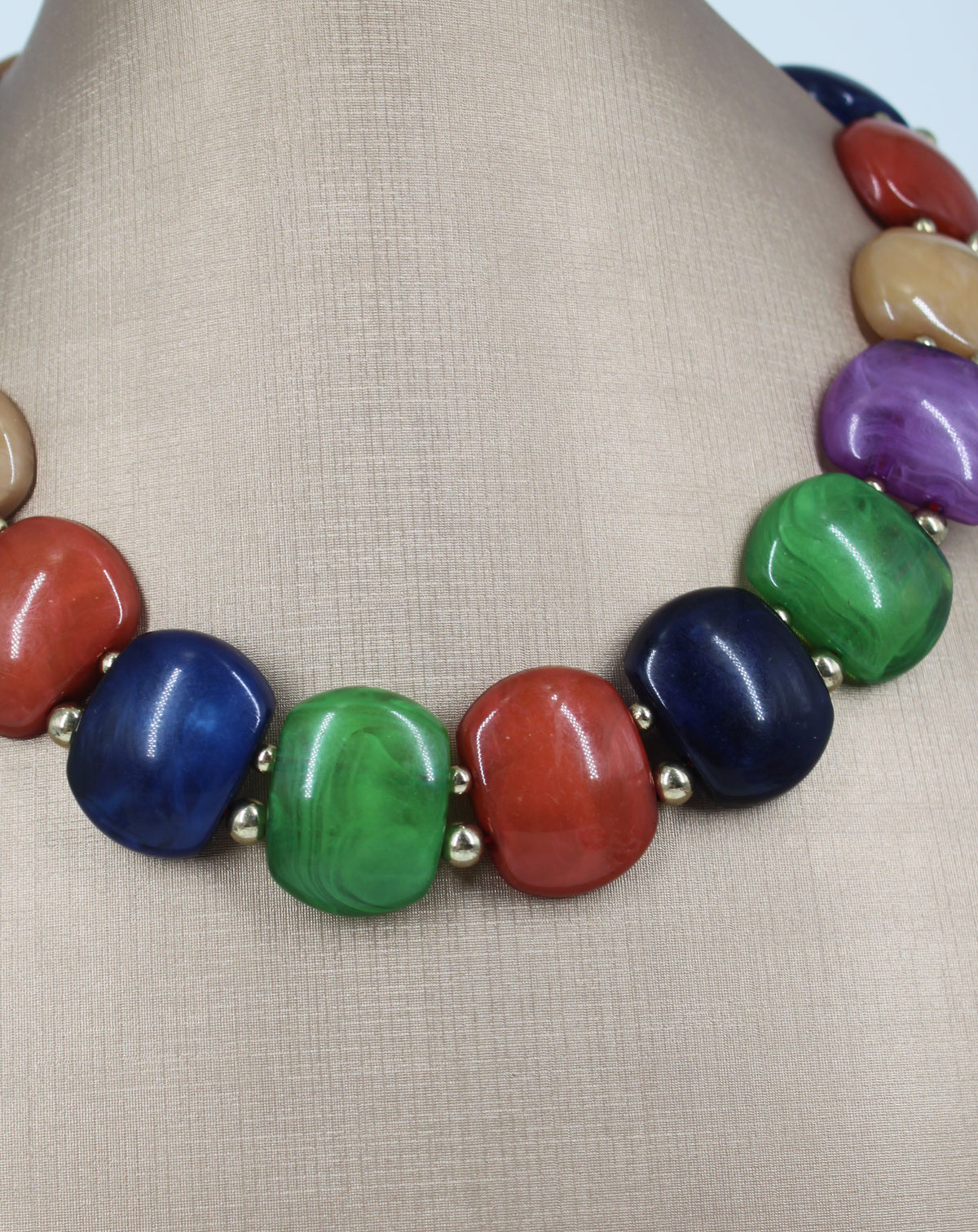 Collana Girocollo Multicolor con Elementi Levigati e Dettagli Dorati