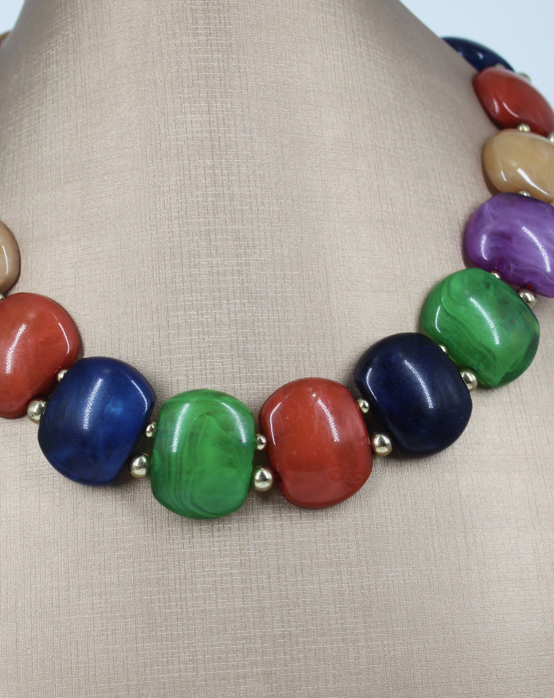 Collana Girocollo Multicolor con Elementi Levigati e Dettagli Dorati