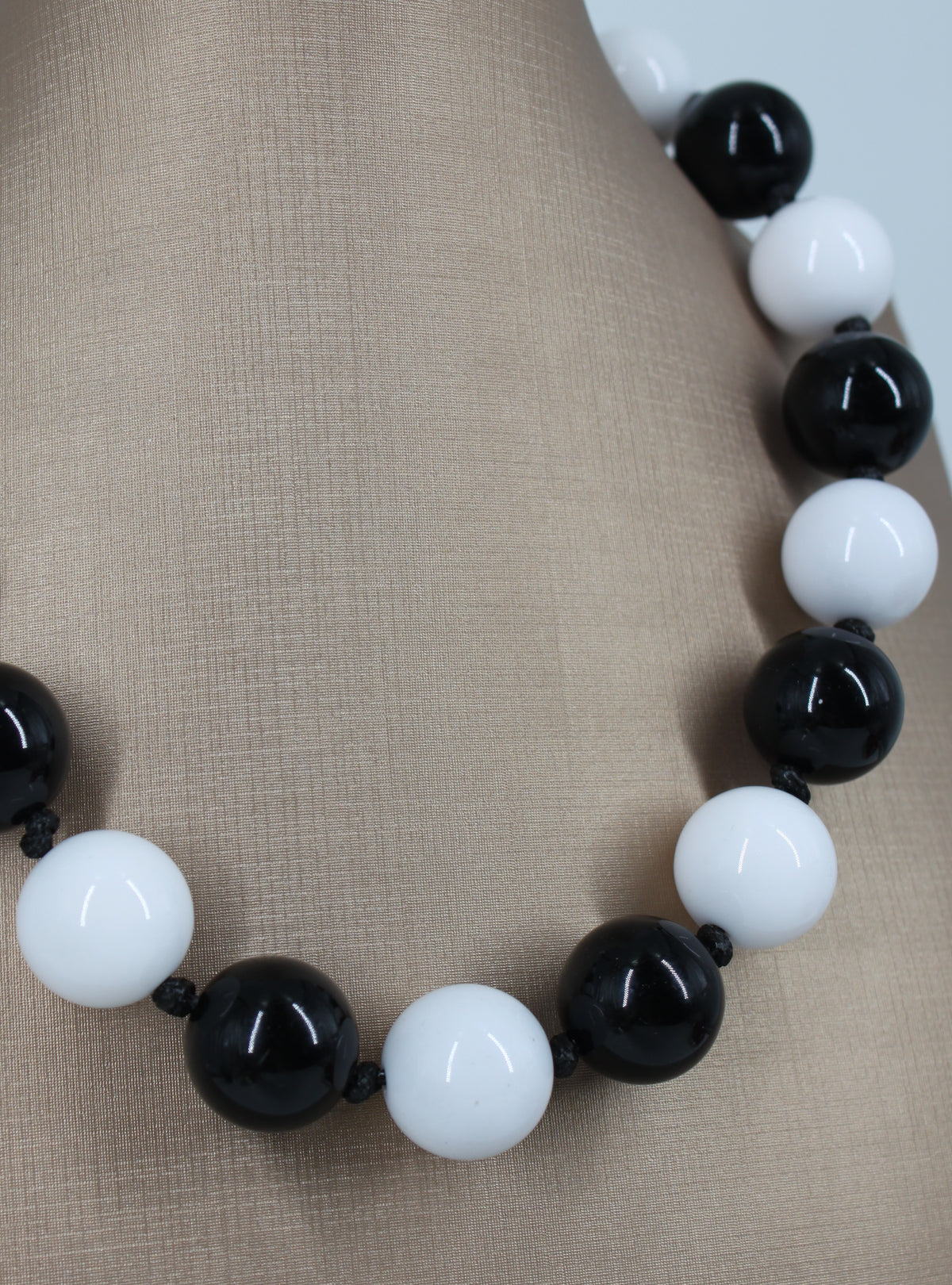 Collana Girocollo a Sfere - Bianco e Nero
