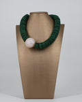 Collana Girocollo Asimmetrica con Dischi Verdi e Sfera Effetto Madreperla
