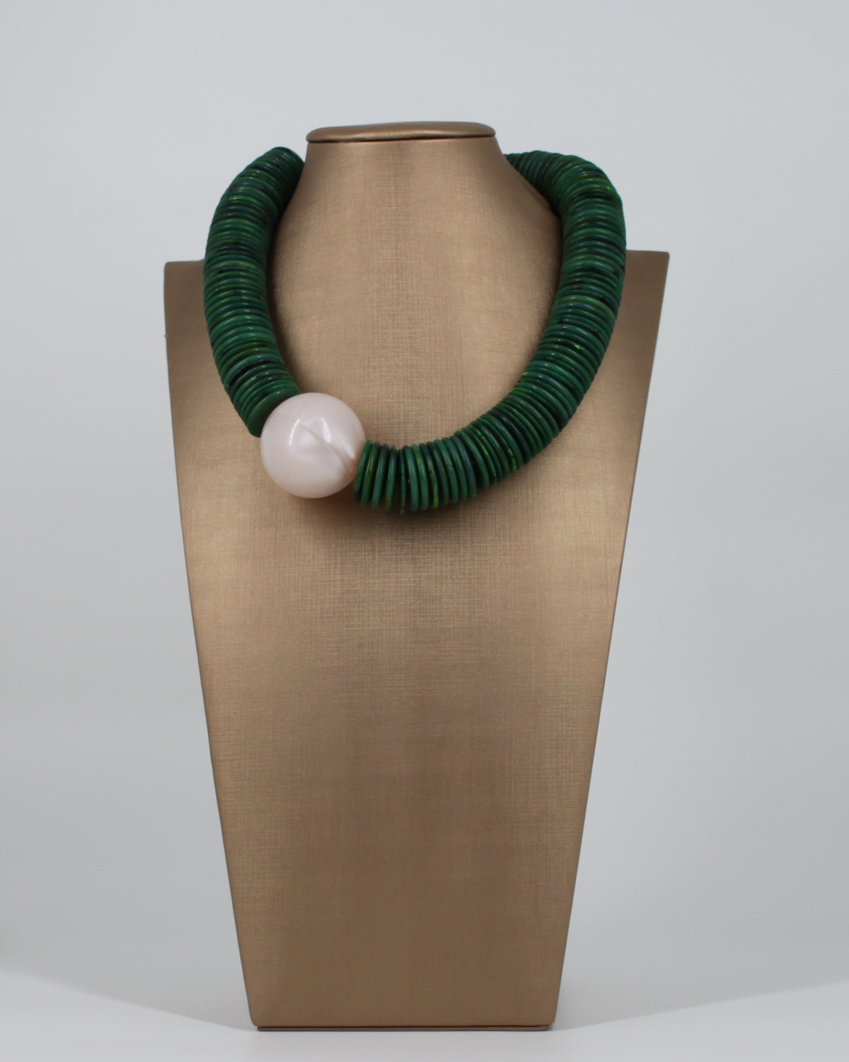 Collana Girocollo Asimmetrica con Dischi Verdi e Sfera Effetto Madreperla