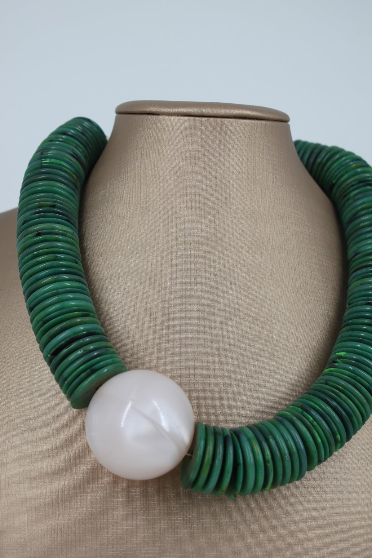 Collana Girocollo Asimmetrica con Dischi Verdi e Sfera Effetto Madreperla