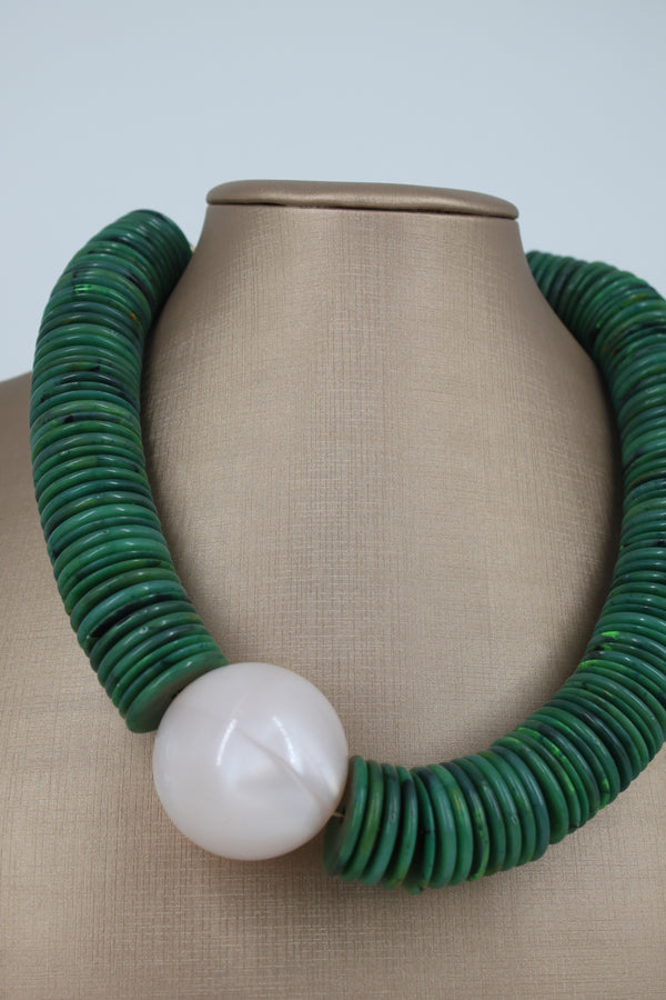 Collana Girocollo Asimmetrica con Dischi Verdi e Sfera Effetto Madreperla