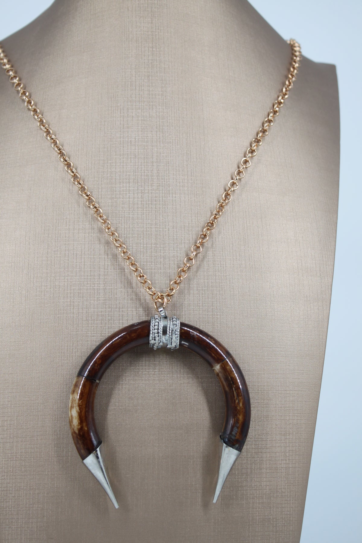 Collana Lunga con Pendente Corno Mezzaluna - Marrone