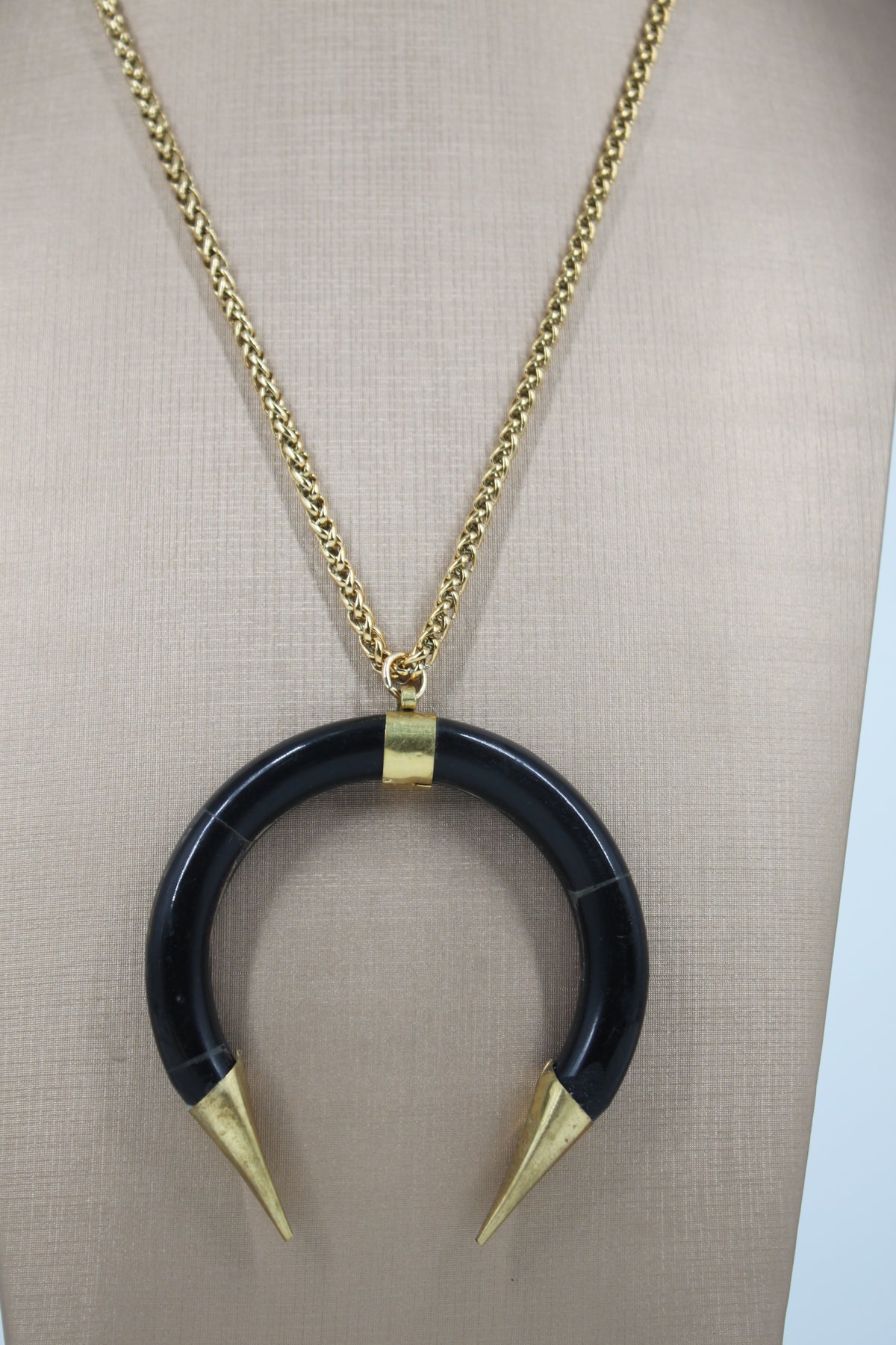 Collana Lunga con Pendente Corno Mezzaluna - Nero