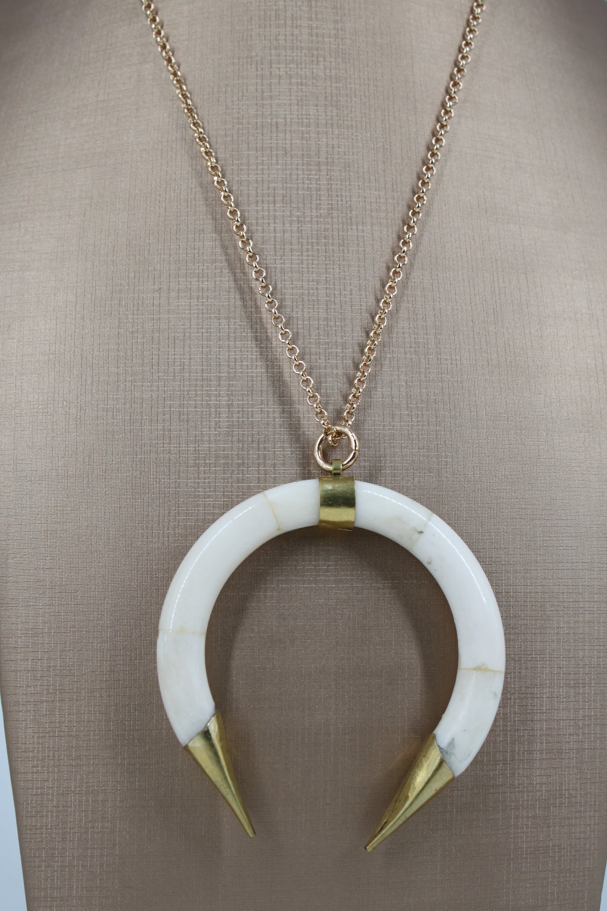 Collana Lunga con Pendente Corno Mezzaluna - Bianco