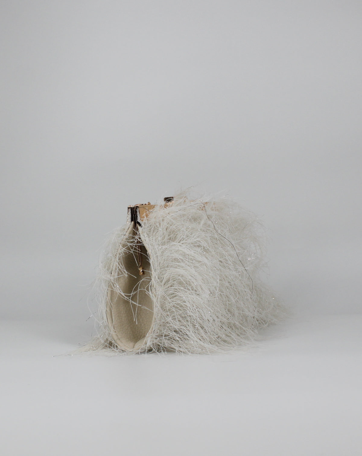 Clutch Gioiello Effetto "Furry" Bianco Avorio con Catena Dorata