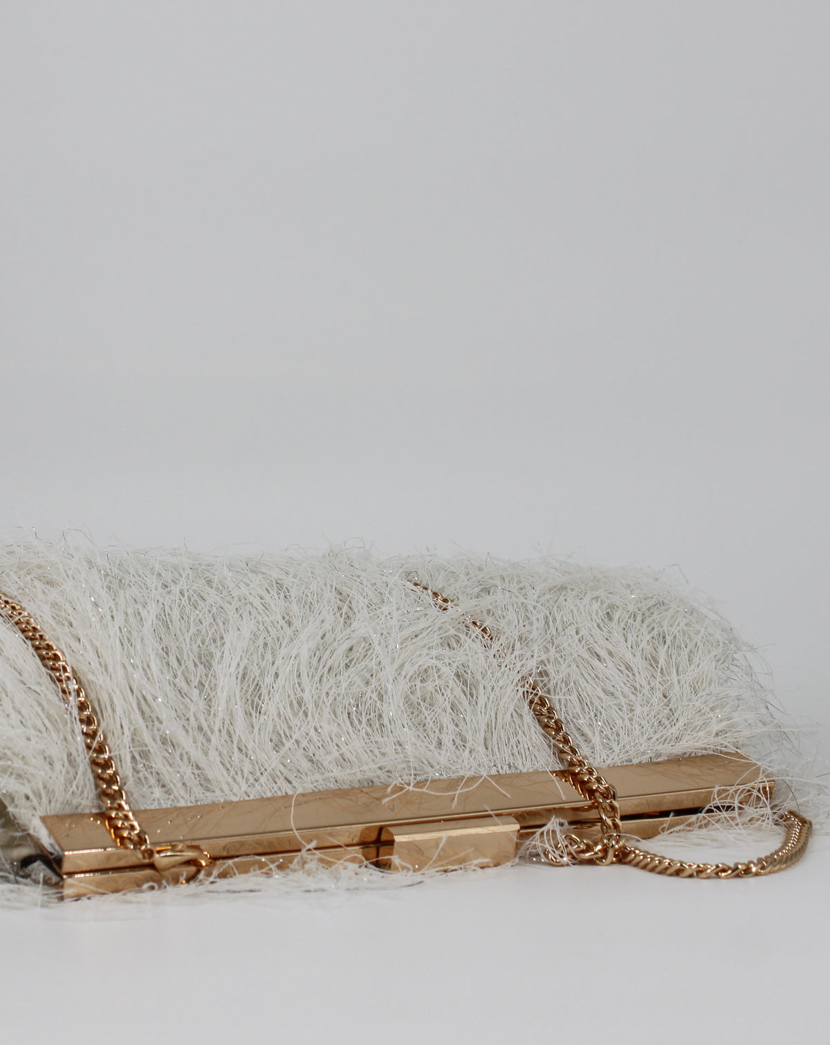 Clutch Gioiello Effetto "Furry" Bianco Avorio con Catena Dorata
