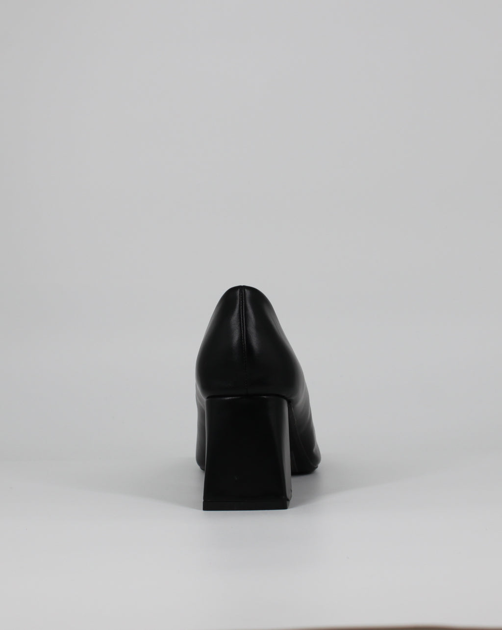 Décolleté  a Punta con Tacco Largo e Fibbia Dorata Frontale - Nera