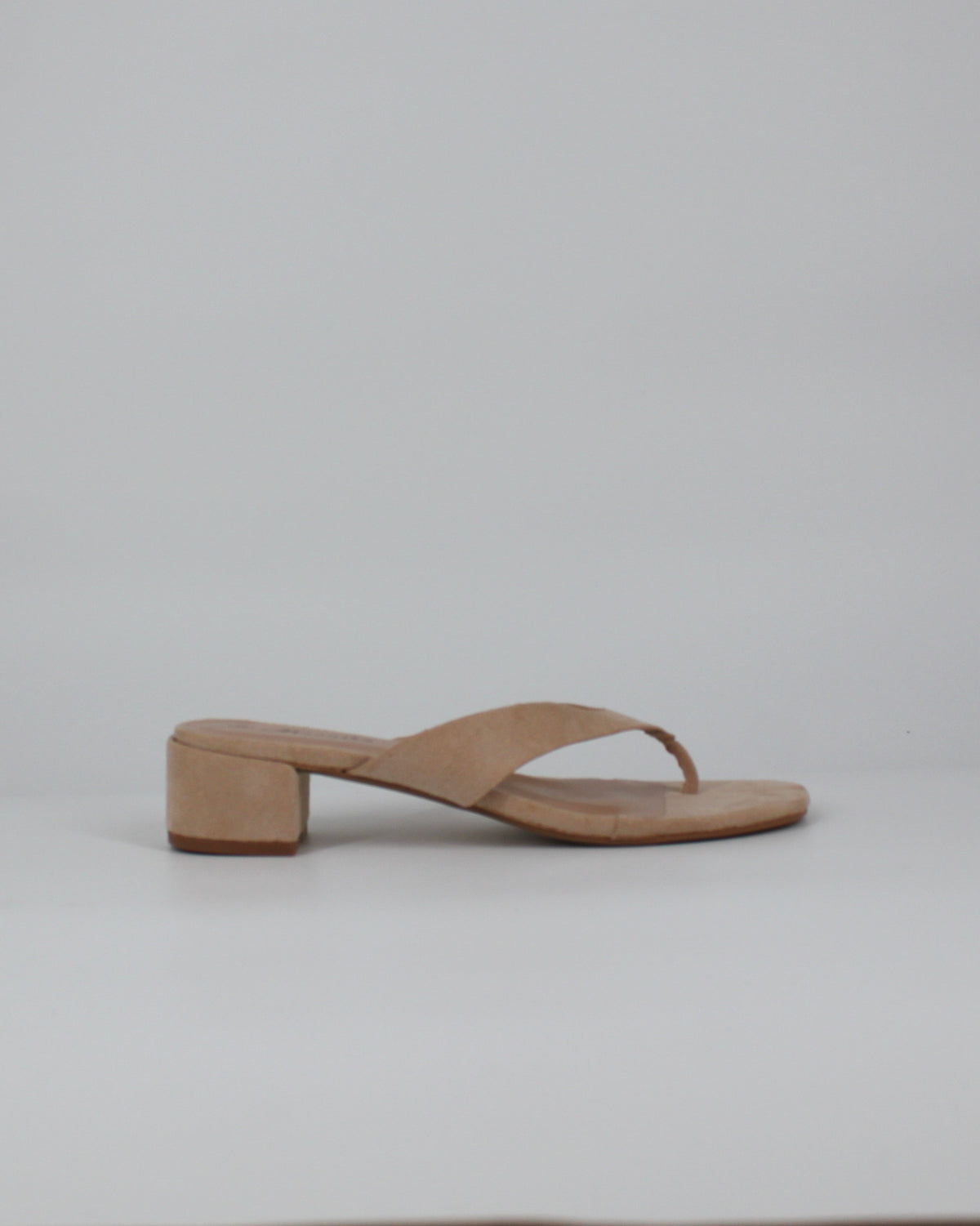 Sandalo Infradito in Camoscio Beige con Tacco Basso