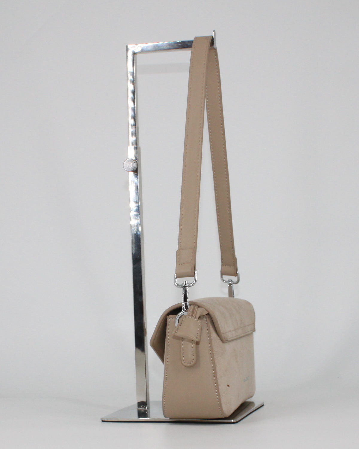Borsa a Tracolla Beige in Ecopelle Scamosciata con Dettagli Argentati
