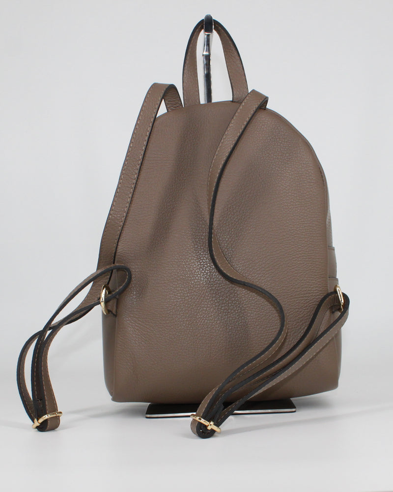 Zaino Donna  in Pelle Martellata con Zip Dorate e Tasca Frontale- Tortora