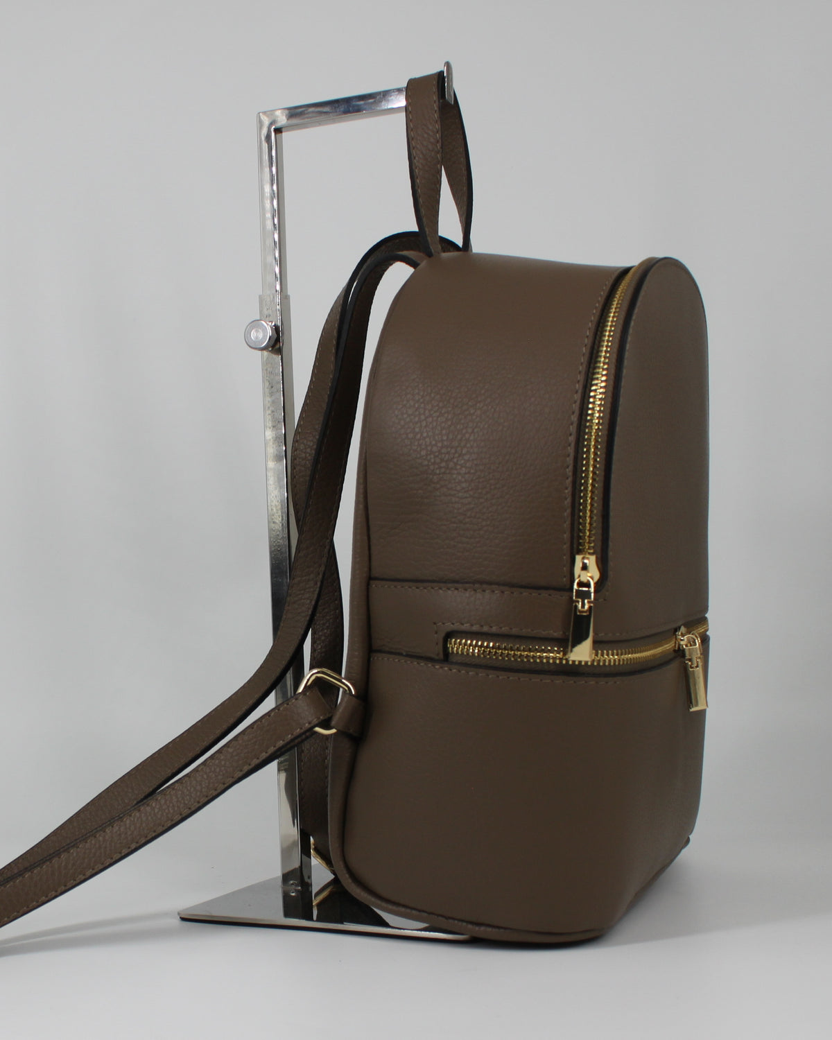 Zaino Donna  in Pelle Martellata con Zip Dorate e Tasca Frontale- Tortora