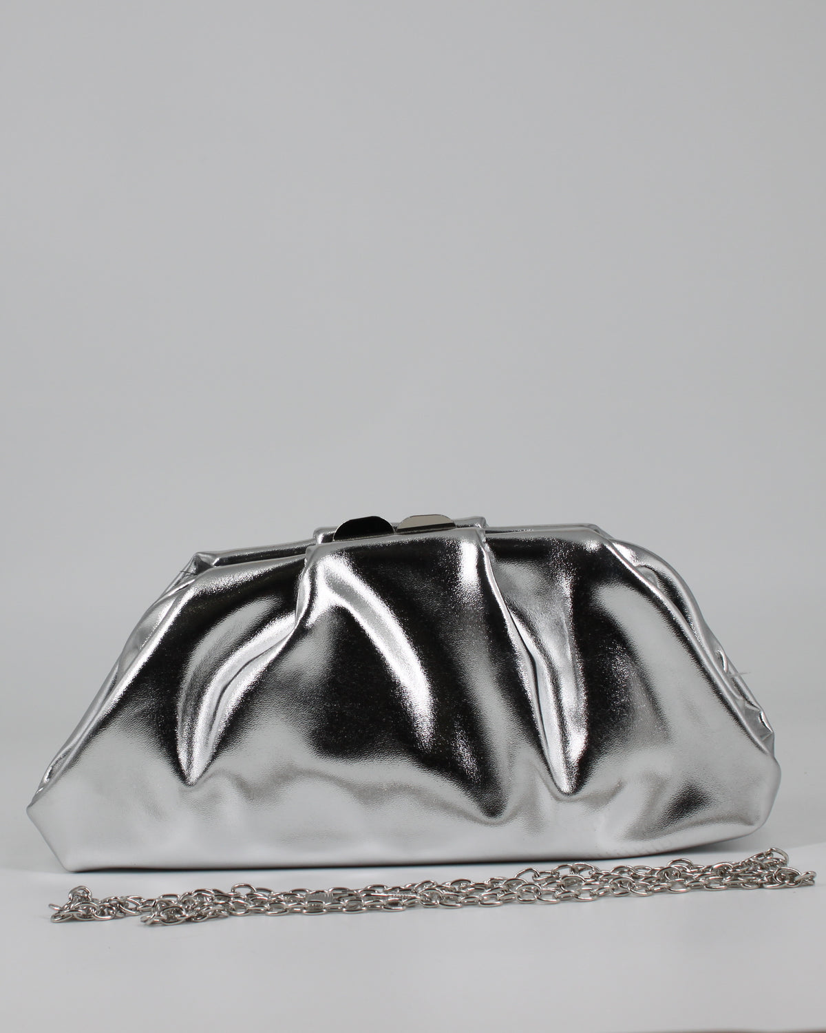 Pochette Argentata con Chiusura Clic-Clac e Catena Rimovibile