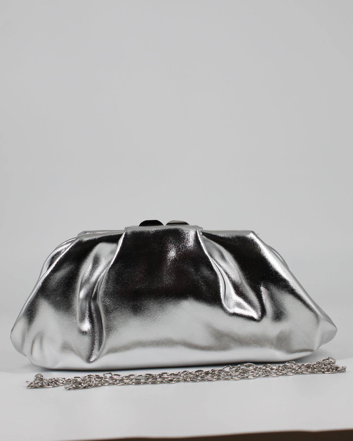 Pochette Argentata con Chiusura Clic-Clac e Catena Rimovibile