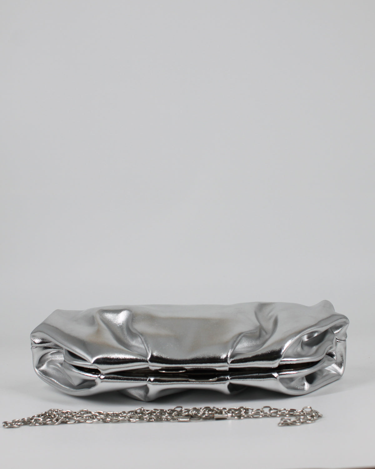 Pochette Argentata con Chiusura Clic-Clac e Catena Rimovibile