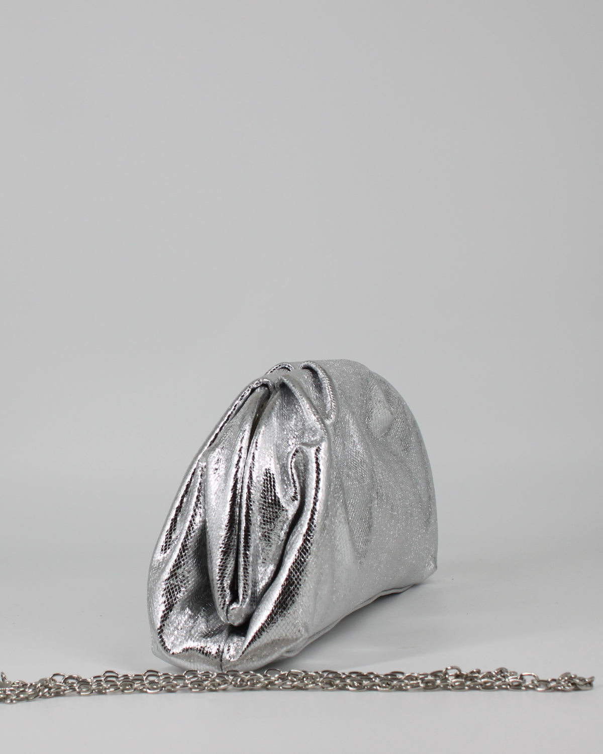 Clutch da Sera Metallizzata Argento con Tracolla a Catena