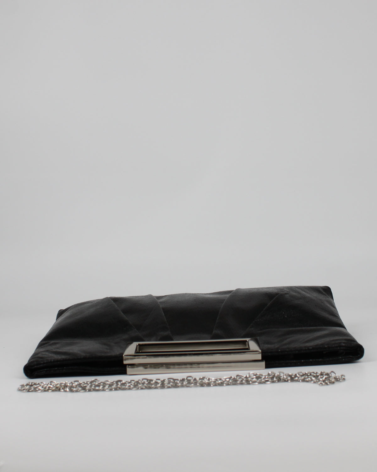 Clutch Rettangolare in Vernice Nera con Manico Metallico e Tracolla