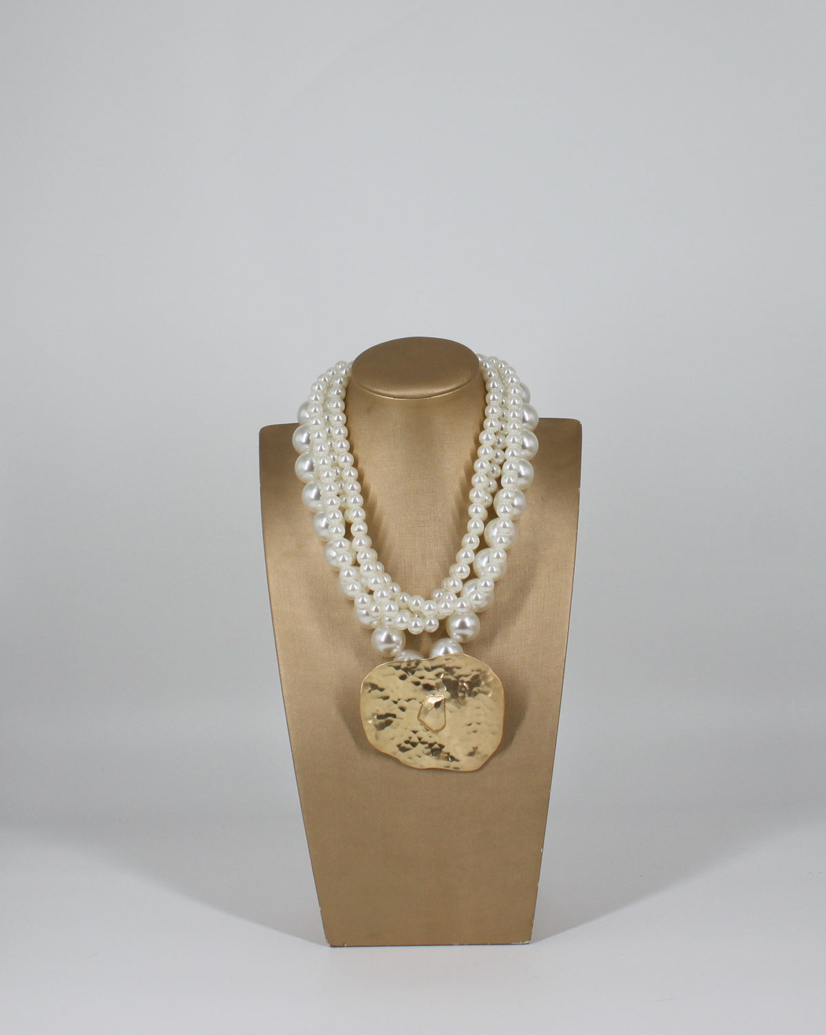 Collana Multistrato di Perle con Ciondolo Dorato Martellato