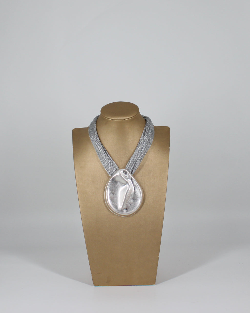 Collana Girocollo con Ciondolo Scultoreo in Metallo Argentato