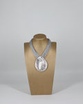 Collana Girocollo con Ciondolo Scultoreo in Metallo Argentato