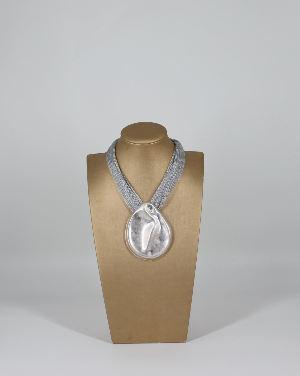Collana Girocollo con Ciondolo Scultoreo in Metallo Argentato
