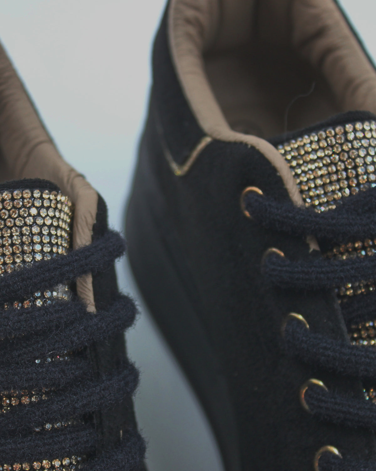Sneaker Platform in Camoscio con Linguetta Strass e Profilo Glitter - Nero
