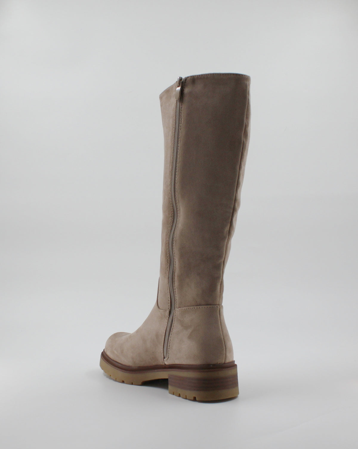 Stivale Alto Scamosciato con Suola Carrarmato e Tacco Basso - Taupe / Beige