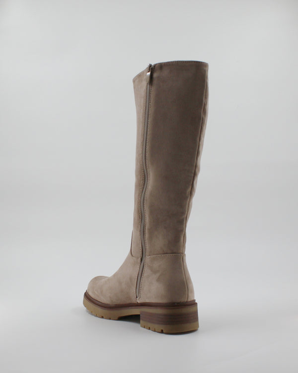 Stivale Alto Scamosciato con Suola Carrarmato e Tacco Basso - Taupe / Beige