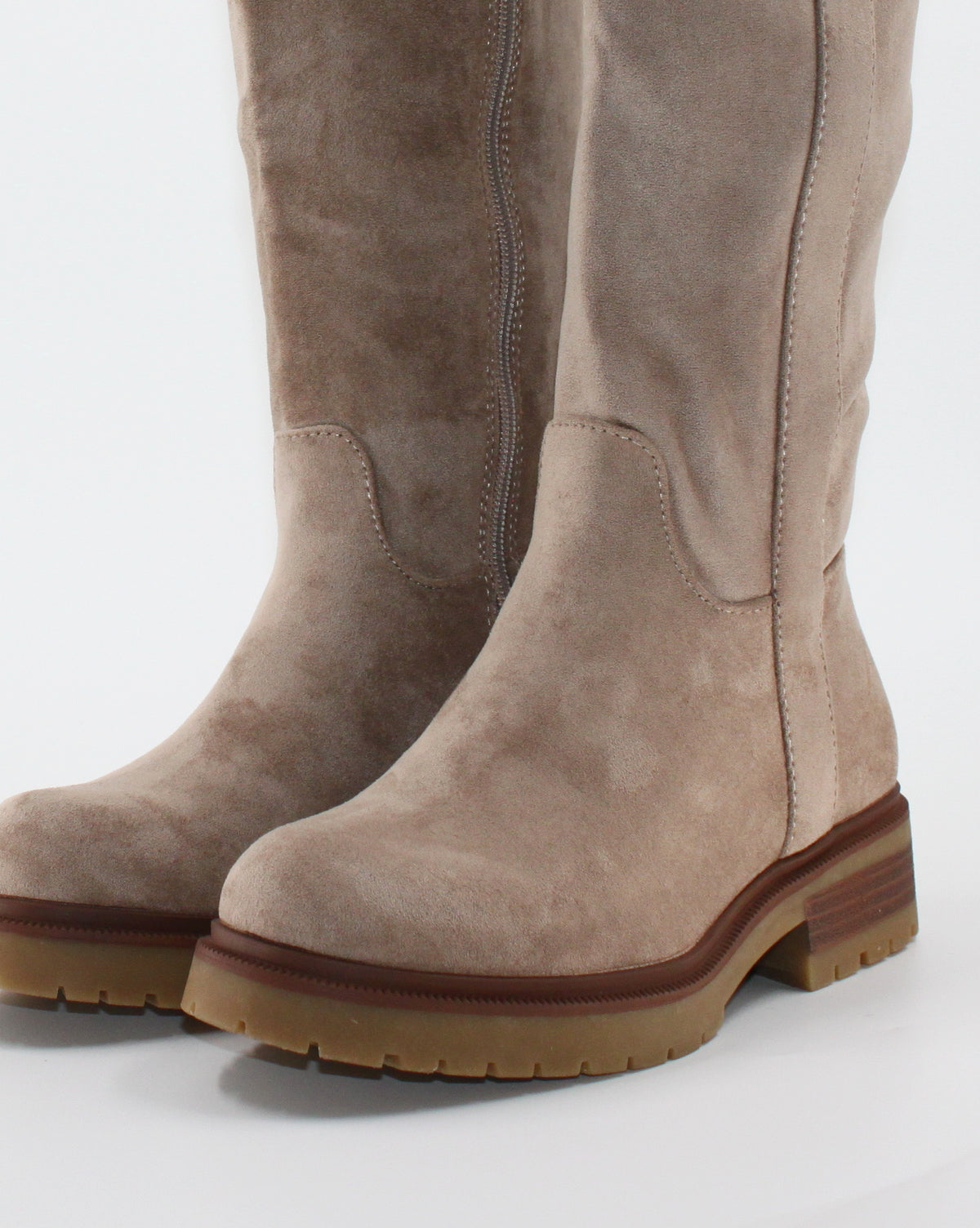 Stivale Alto Scamosciato con Suola Carrarmato e Tacco Basso - Taupe / Beige