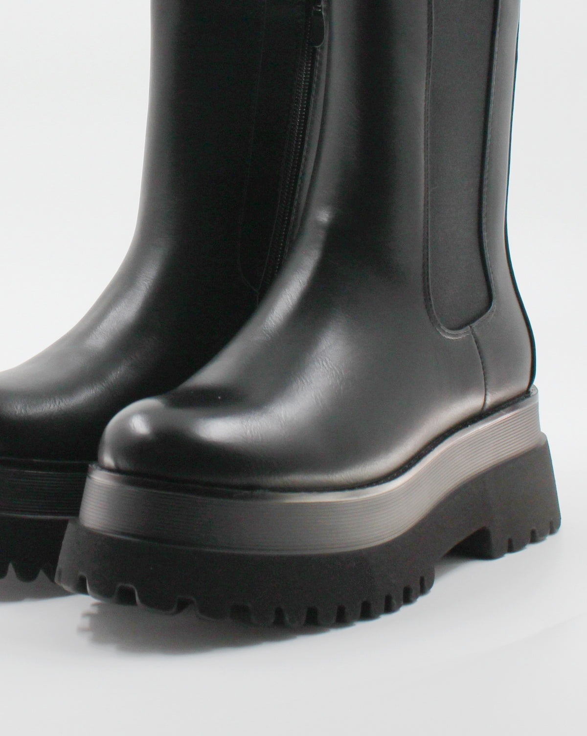 Stivaletto Chelsea Mid-Calf con Maxi Platform e Suola Carrarmato - Nero