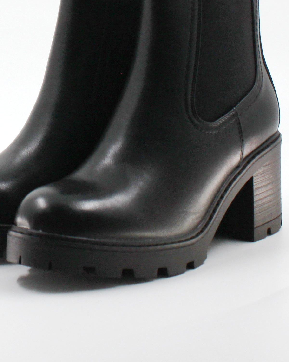 Stivaletto Chelsea in Pelle Sintetica Liscia con Tacco Medio e Suola Carrarmato - Nero