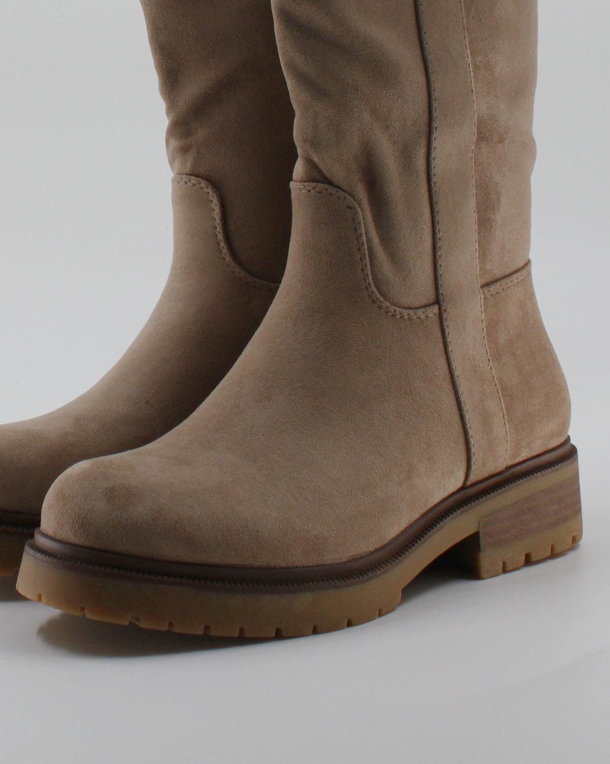 Stivale Medio Scamosciato con Suola Carrarmato e Tacco Basso - Beige / Tortora