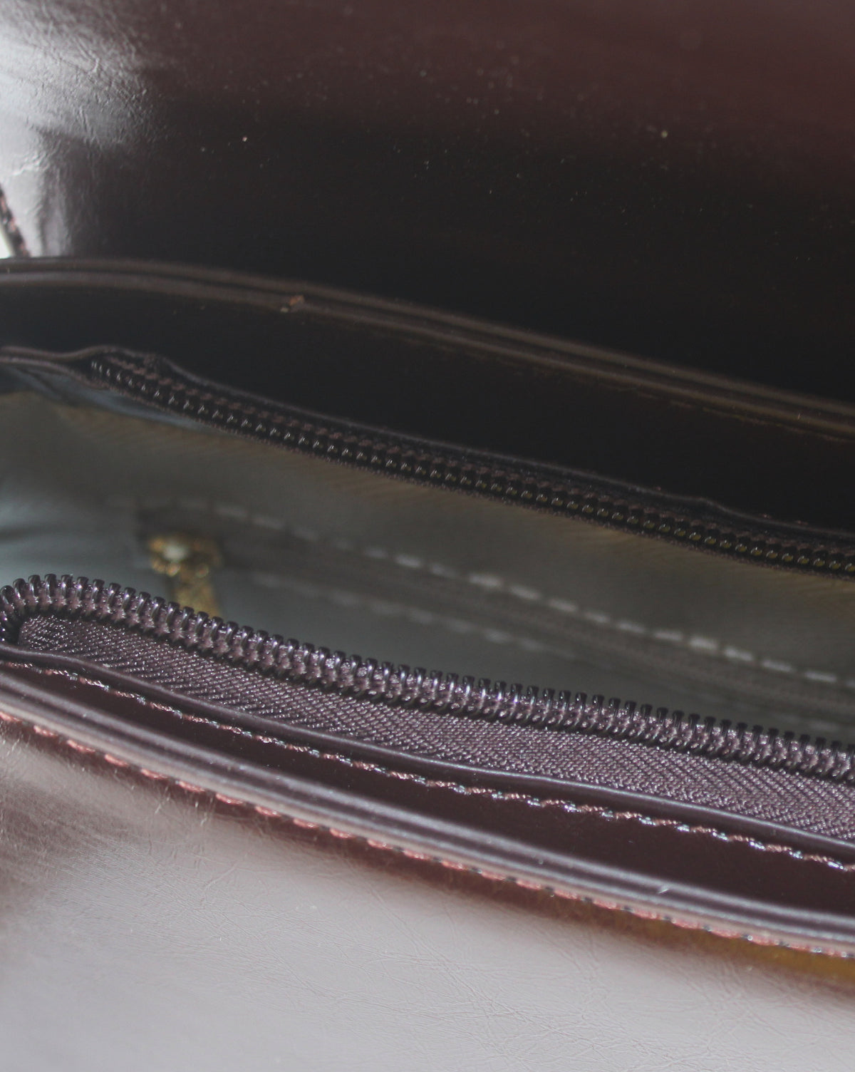 Borsa a Mano e Tracolla in Similpelle Lucida con Doppia Tracolla - Marrone Scuro
