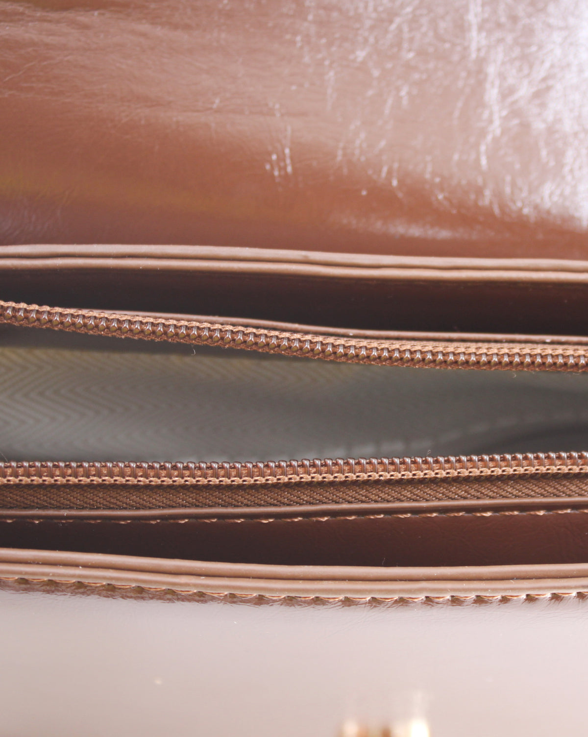 Borsa a Mano e Tracolla in Similpelle Lucida con Doppia Tracolla - Marrone