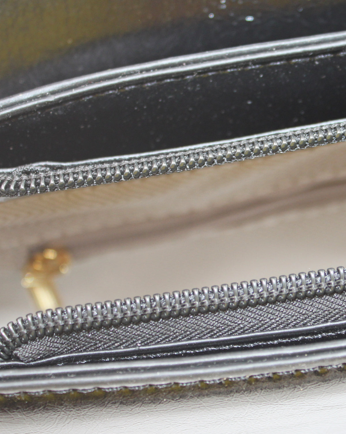 Borsa a Mano e Tracolla in Similpelle Lucida con Doppia Tracolla - Nero