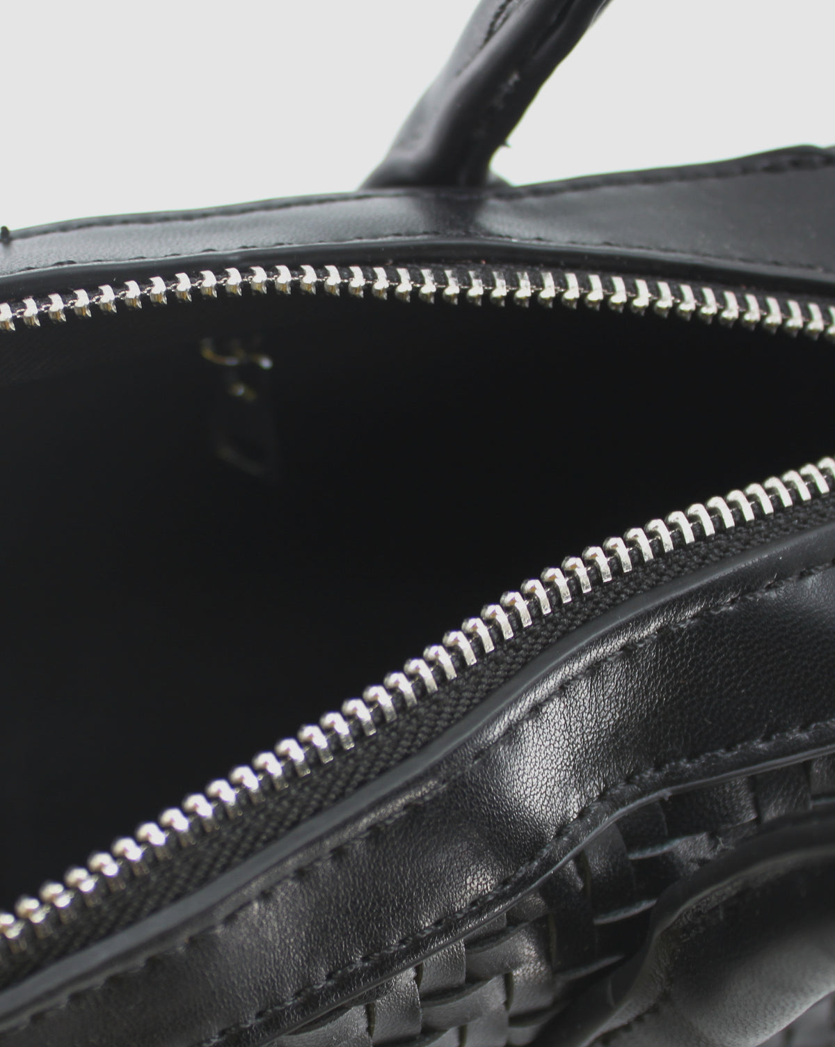 Borsa Bauletto a Spalla Intrecciata in Similpelle con Zip Doppia - Nero