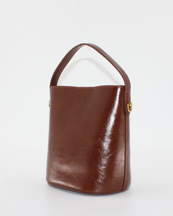 Borsa Secchiello in Similpelle Lucida con Dettaglio Gioiello e Sacca Interna - Marrone Chiaro / Cognac