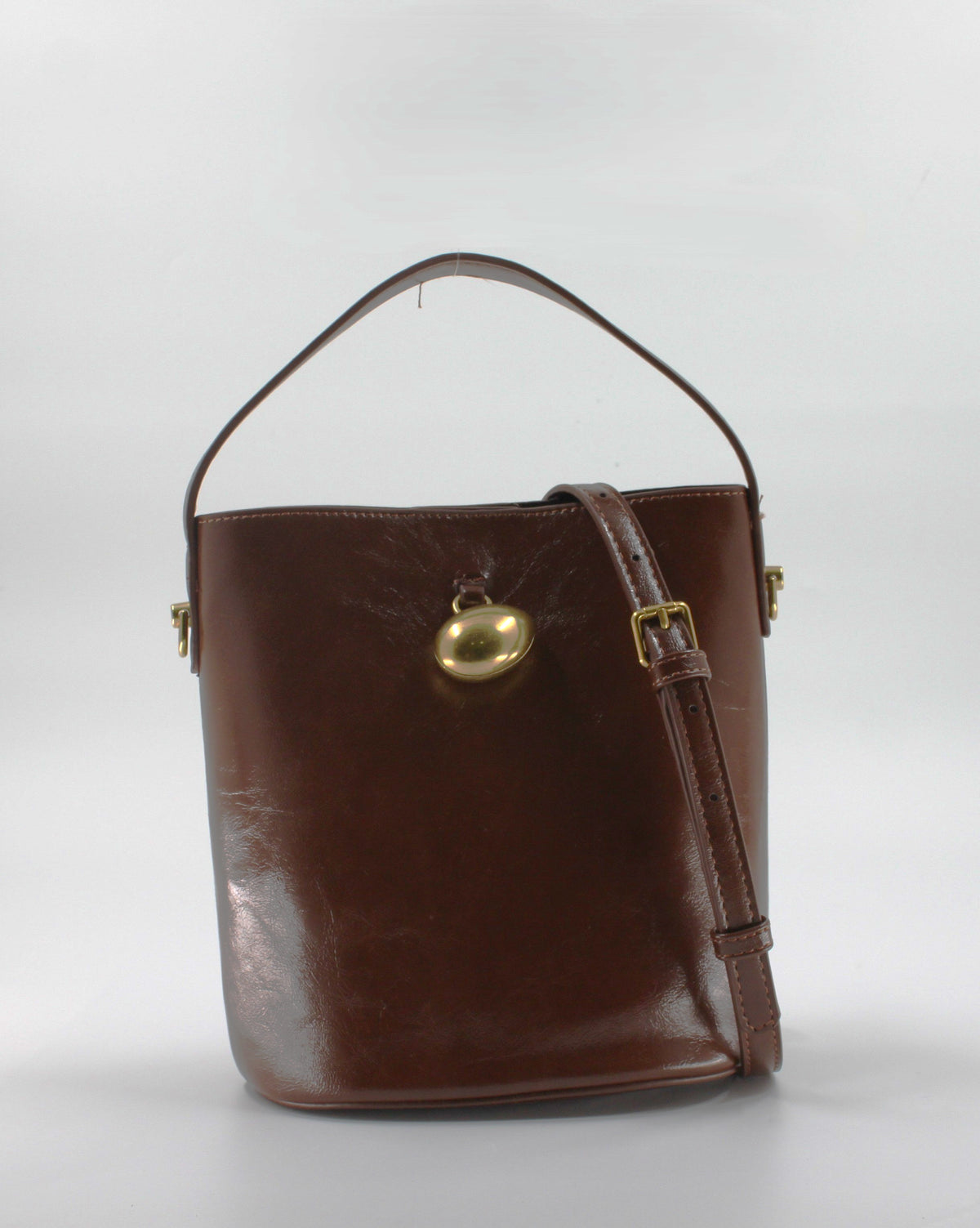 Borsa Secchiello in Similpelle Lucida con Dettaglio Gioiello e Sacca Interna - Marrone Chiaro / Cognac