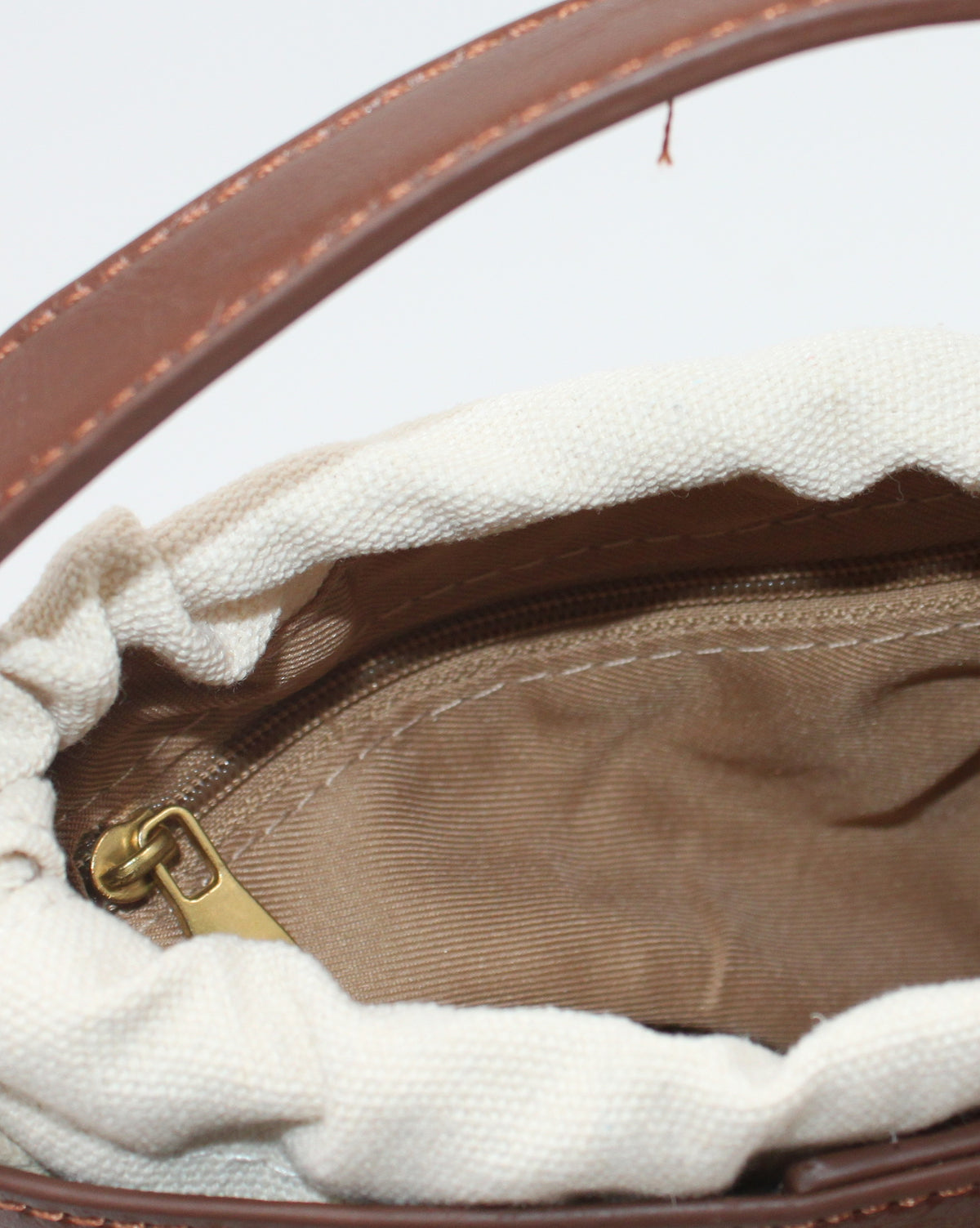 Borsa Secchiello in Similpelle Lucida con Dettaglio Gioiello e Sacca Interna - Marrone Chiaro / Cognac
