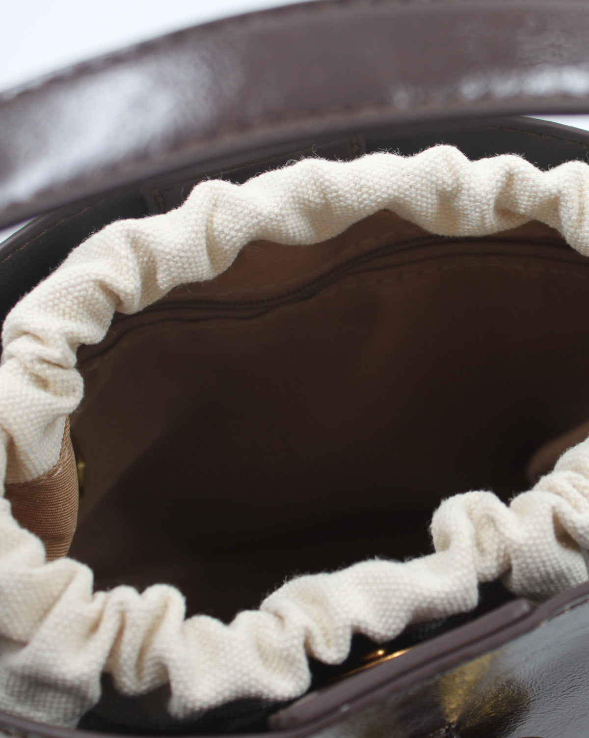 Borsa Secchiello in Similpelle Lucida con Dettaglio Gioiello e Sacca Interna - Marrone Scuro
