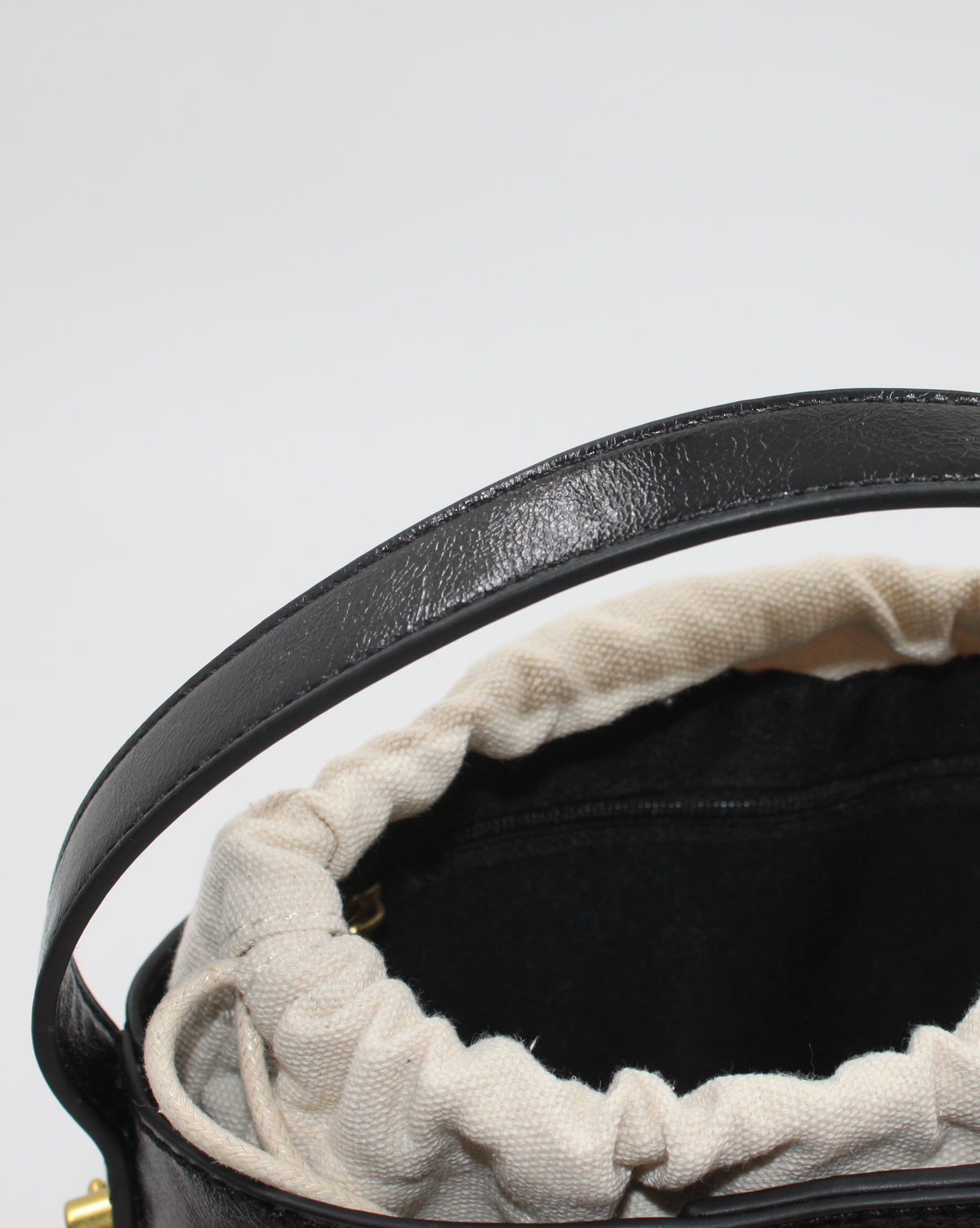 Borsa Secchiello in Similpelle Lucida con Dettaglio Gioiello e Sacca Interna - Nero