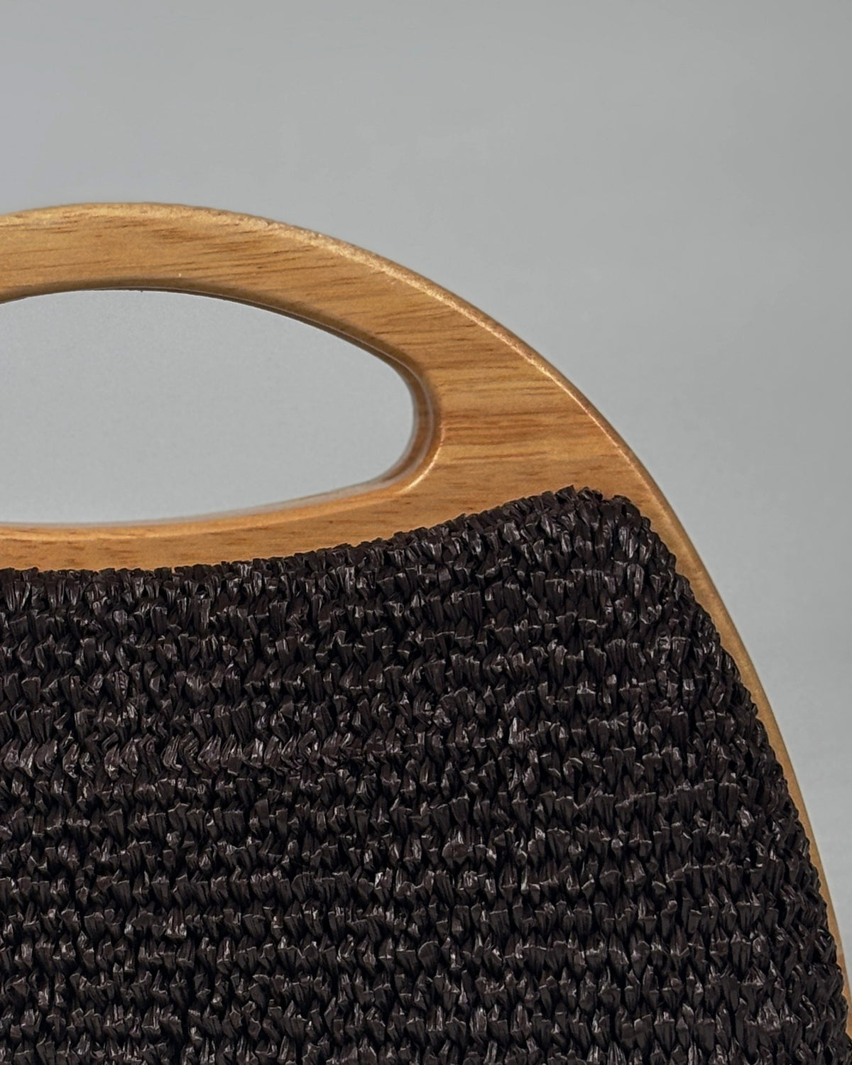 Borsa Clutch in Paglia Intrecciata con Manico in Legno - Marrone